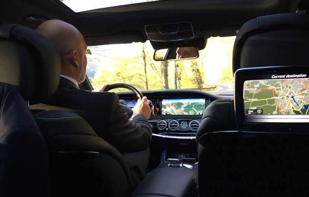 VTC, Taxi, Chauffeur privé Classe-Affaires VTC en Haute-Savoie Détail d'un tableau de bord de voiture avec un itinéraire de navigation visible.