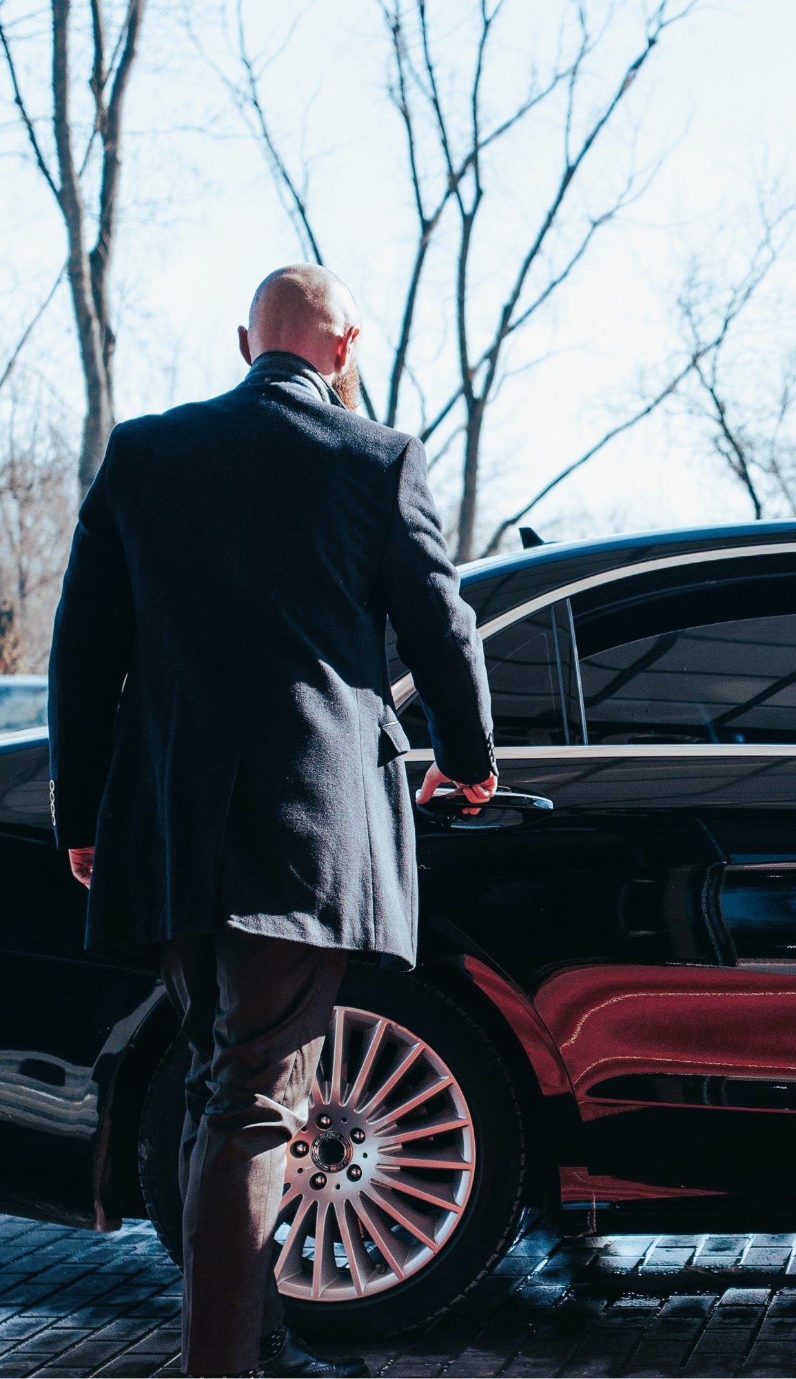 VTC, Taxi, Chauffeur privé Classe-Affaires VTC en Haute-Savoie, Chamonix, Genève et Annecy. Une femme assise dans une voiture, regardant pensivement par la fenêtre.